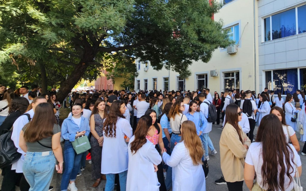 Vijon protesta, pas marshimit studentet e mjekesise bllokojne rrugen
